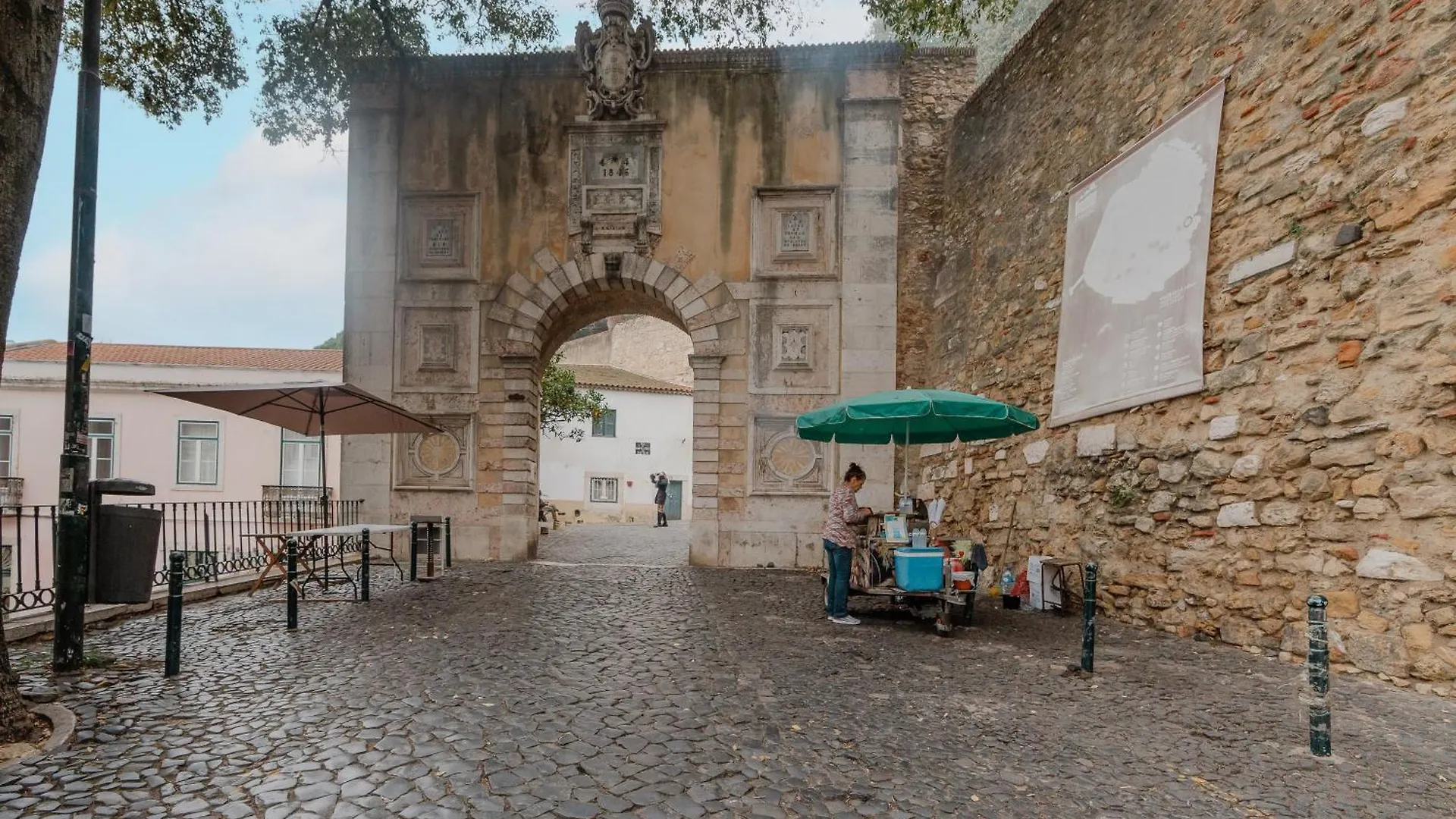 Stylish Getaway In A Mezzanine Flat By The Castle Daire Lisboa Portekiz