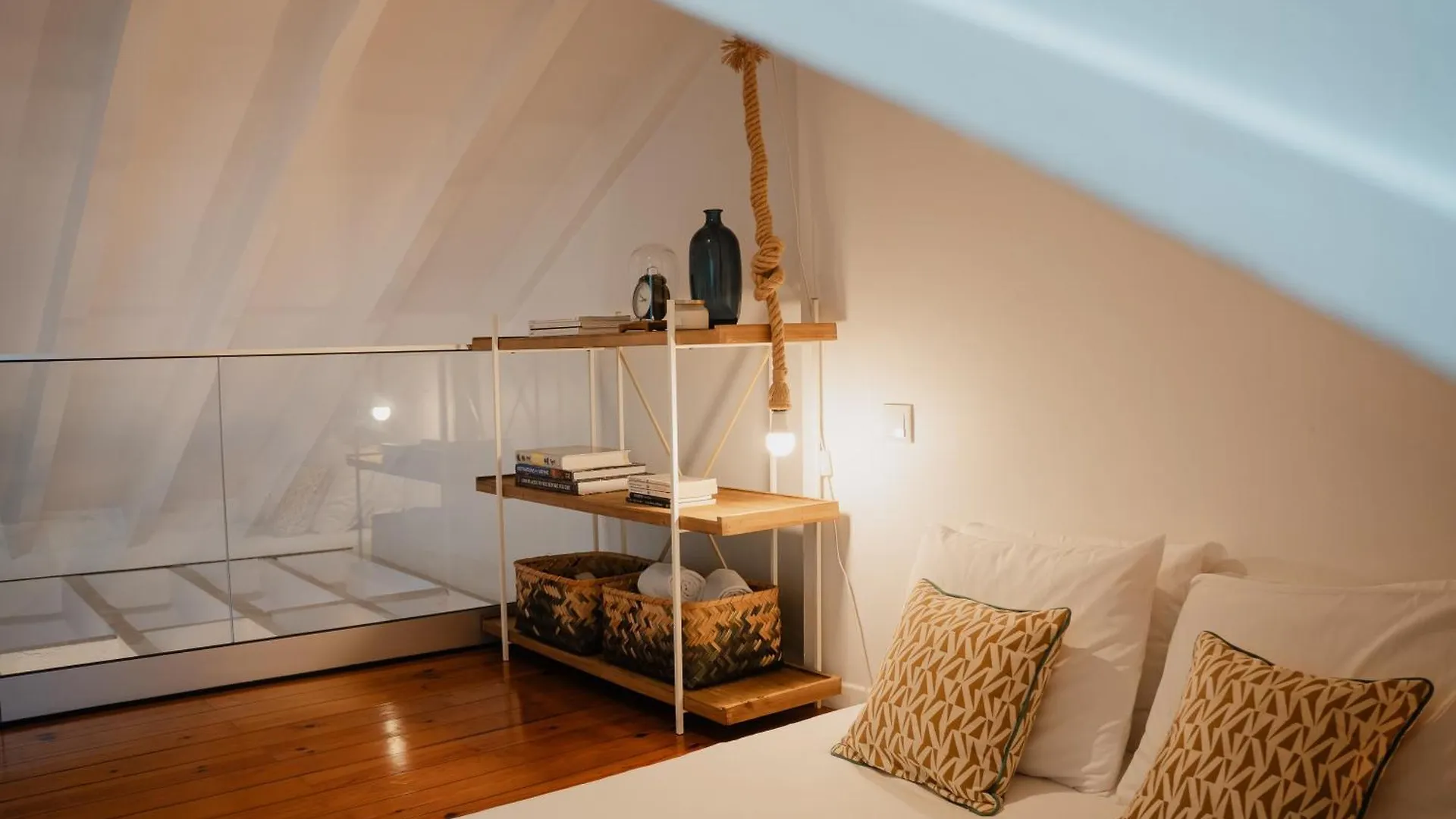 Stylish Getaway In A Mezzanine Flat By The Castle Daire Lisboa