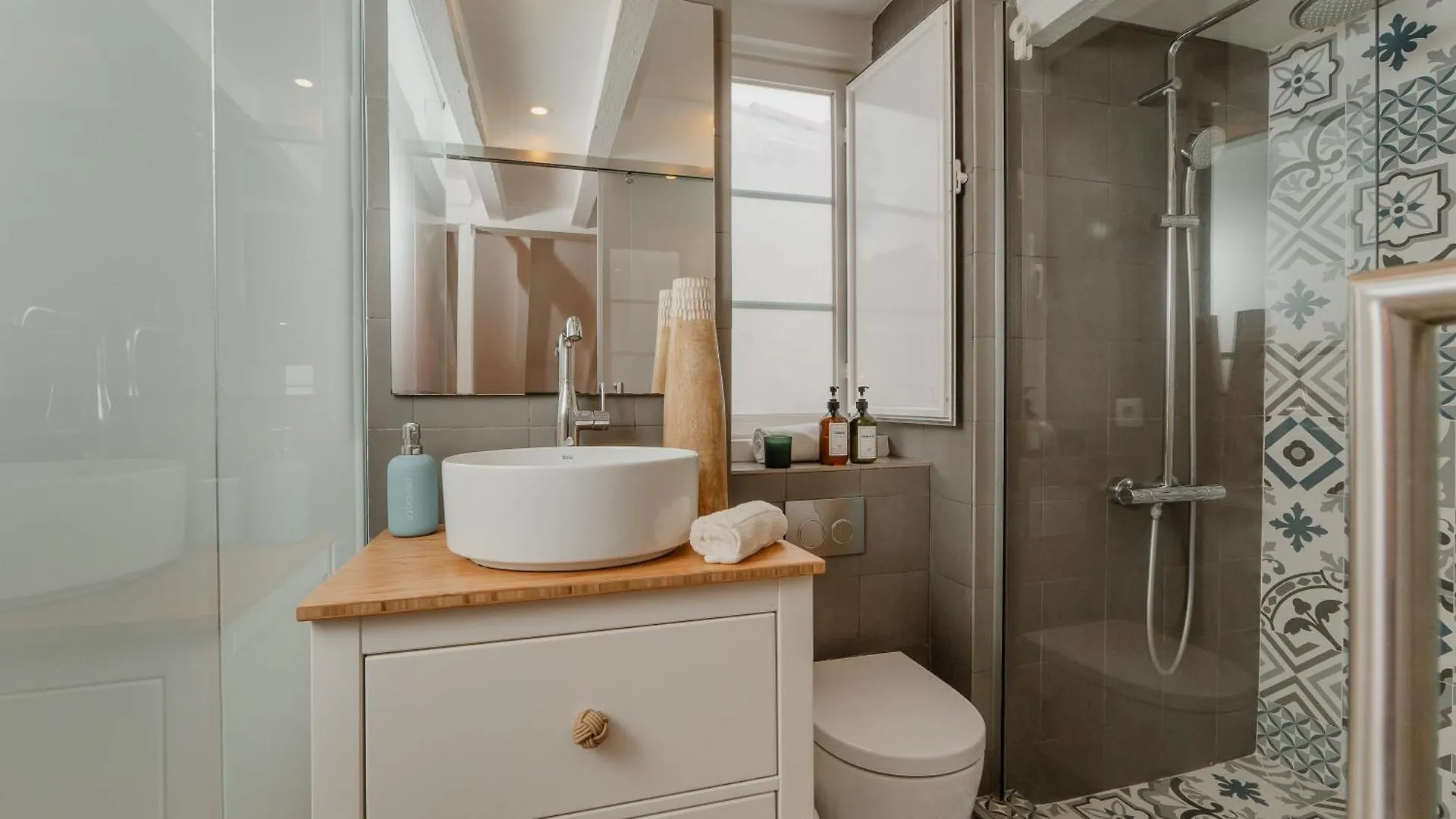 Stylish Getaway In A Mezzanine Flat By The Castle Daire Lisboa Portekiz