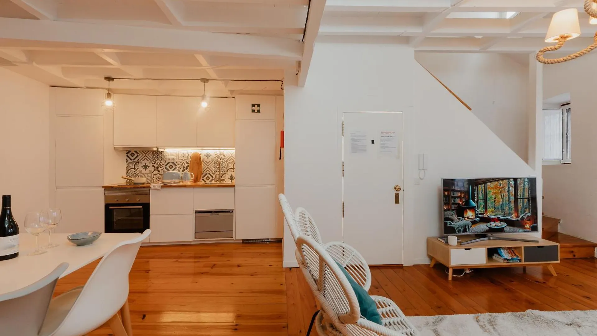 Stylish Getaway In A Mezzanine Flat By The Castle Lägenhet Lisboa Portugal