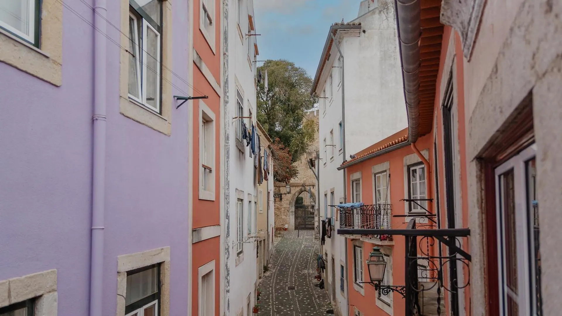 Stylish Getaway In A Mezzanine Flat By The Castle Lägenhet Lisboa Portugal