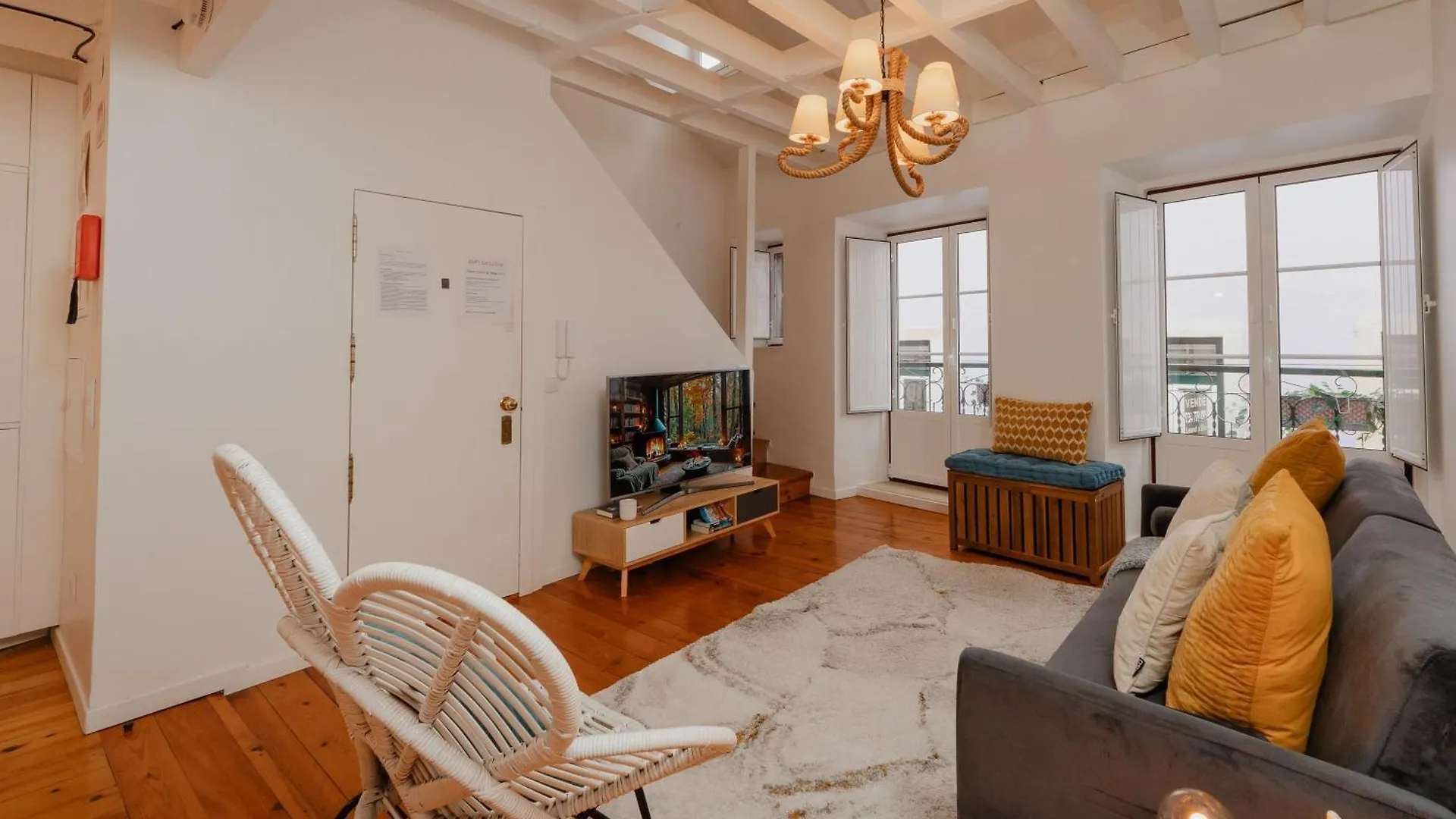 Stylish Getaway In A Mezzanine Flat By The Castle Lägenhet Lisboa