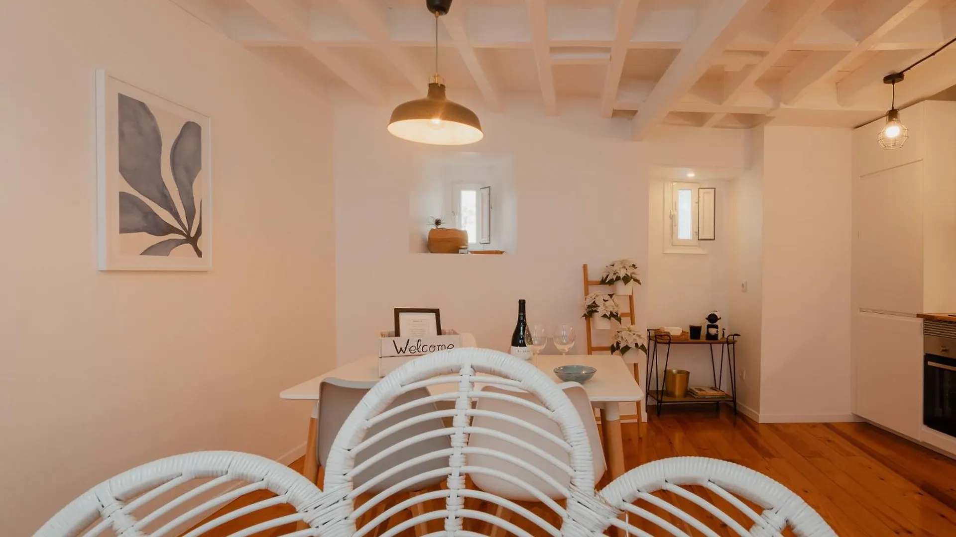 Stylish Getaway In A Mezzanine Flat By The Castle Lägenhet Lisboa Portugal
