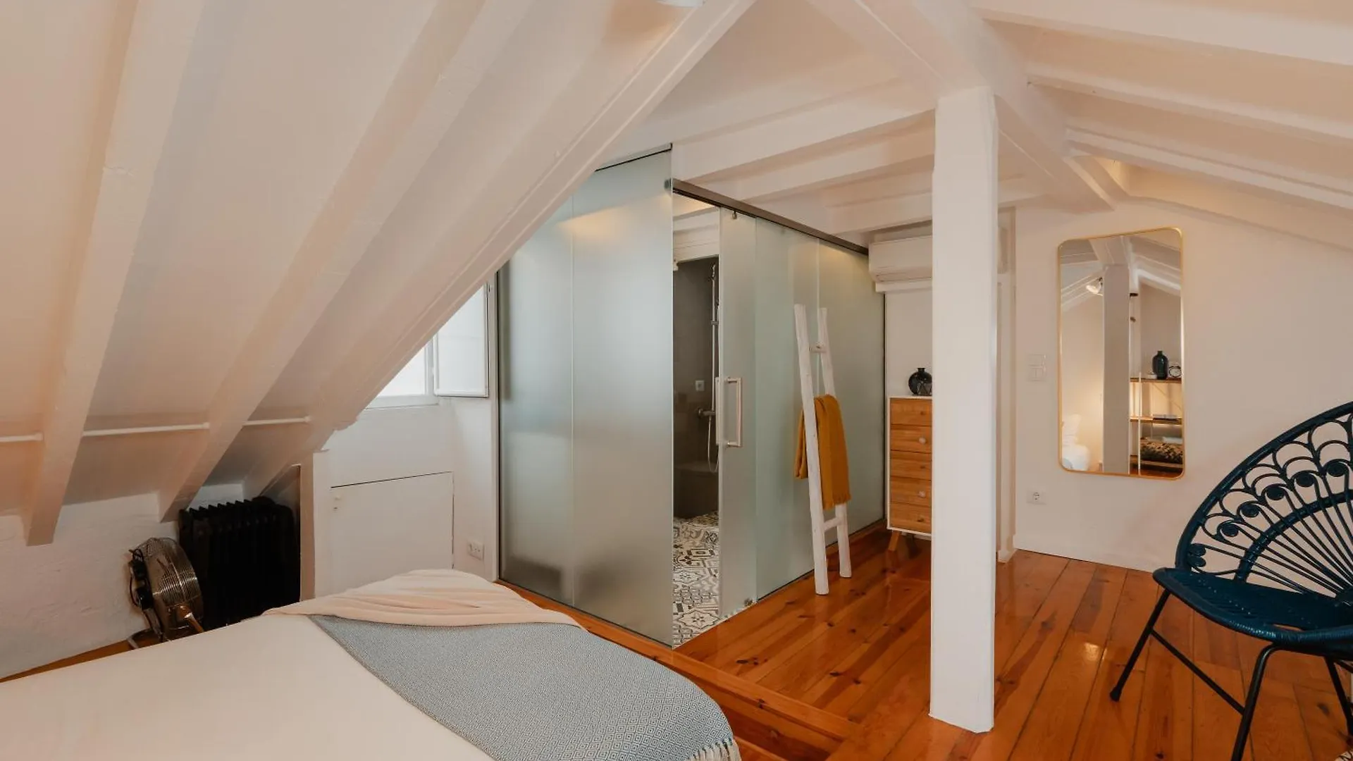 Stylish Getaway In A Mezzanine Flat By The Castle Lägenhet Lisboa Portugal