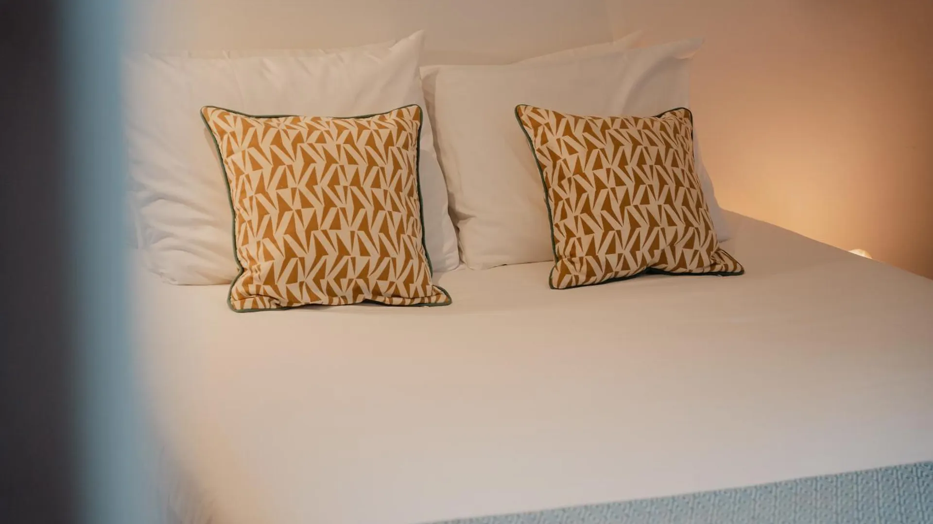 Stylish Getaway In A Mezzanine Flat By The Castle Lägenhet Lisboa Portugal