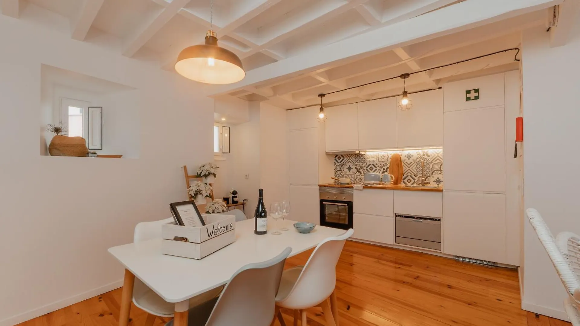Stylish Getaway In A Mezzanine Flat By The Castle Lägenhet Lisboa 0*,