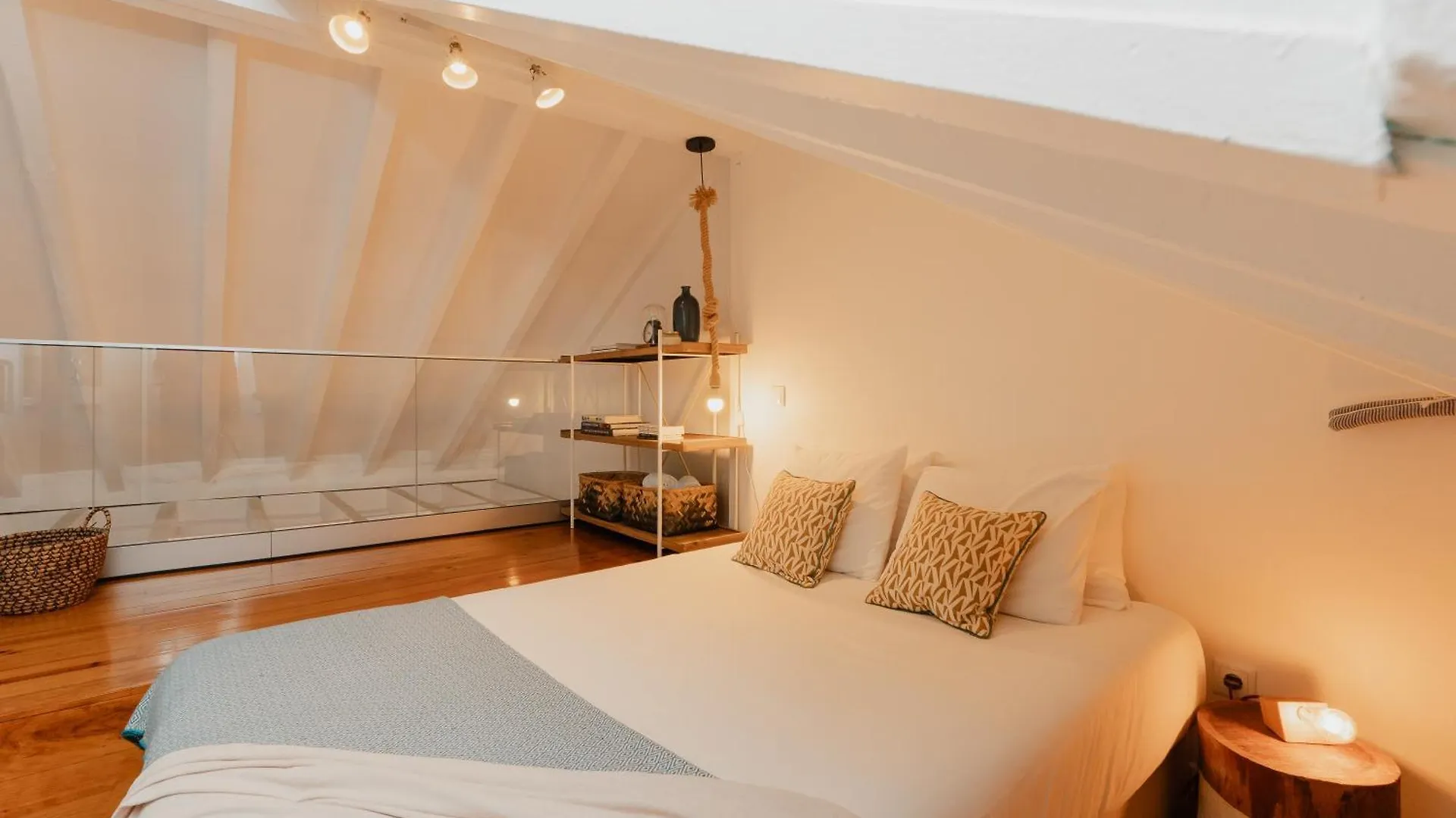 Stylish Getaway In A Mezzanine Flat By The Castle Lägenhet Lisboa