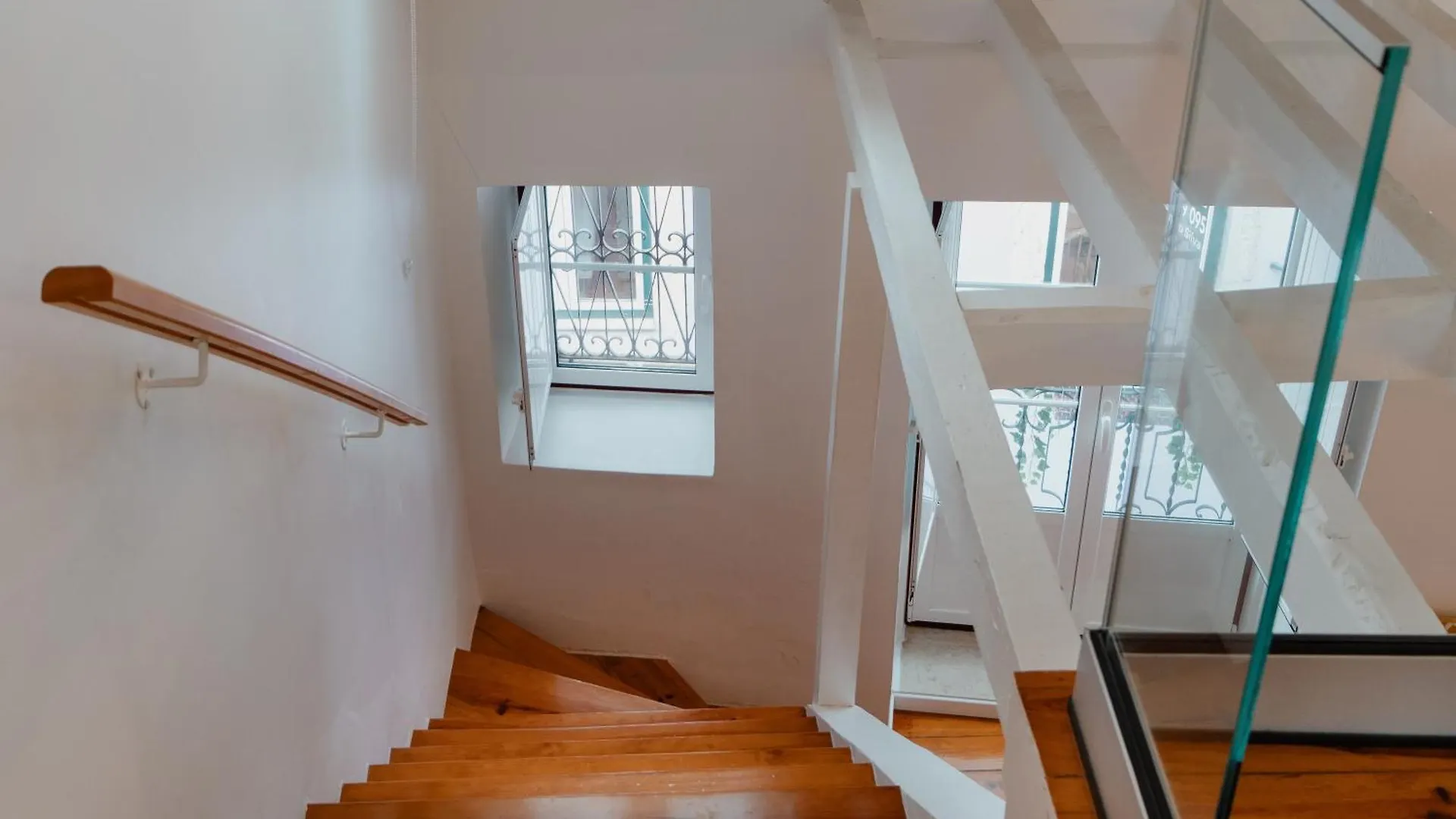 Апартаменты Stylish Getaway In A Mezzanine Flat By The Castle Лиссабон